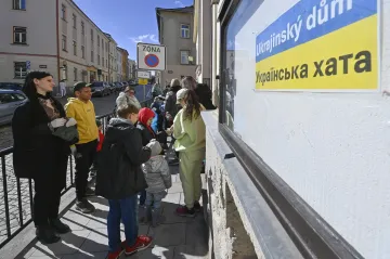 Ukrajinští uprchlíci Česku platí víc, než dostávají. Prospívají i ekonomice