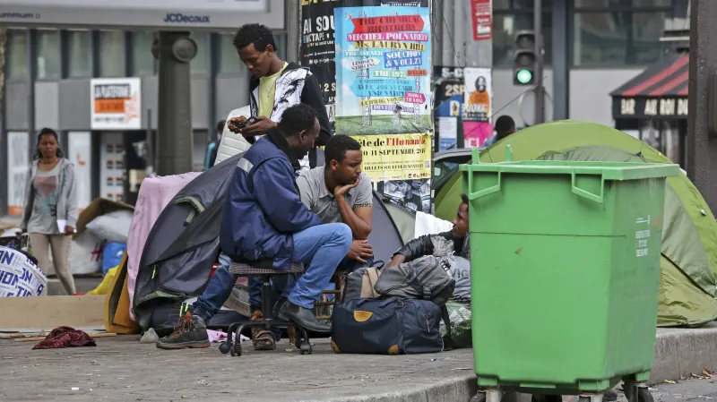 Zpravodaj ČT o prvních uprchlických táborech v Paříži