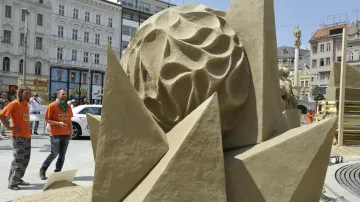 Esence ženy - pískovcové sochy na brněnském náměstí Svobody