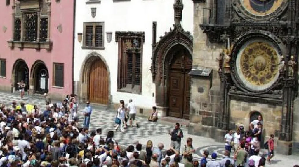 Turisté před orlojem