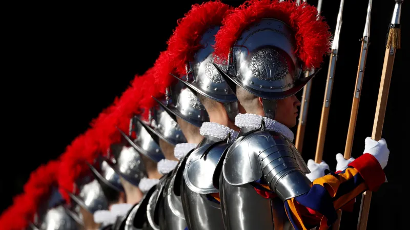 Příslušníci Švýcarské gardy se starými kovovými přilbami