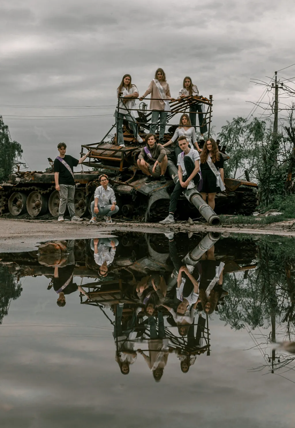 Fotograf vytvořil maturitní album školákům z válkou zničeného Černihivu