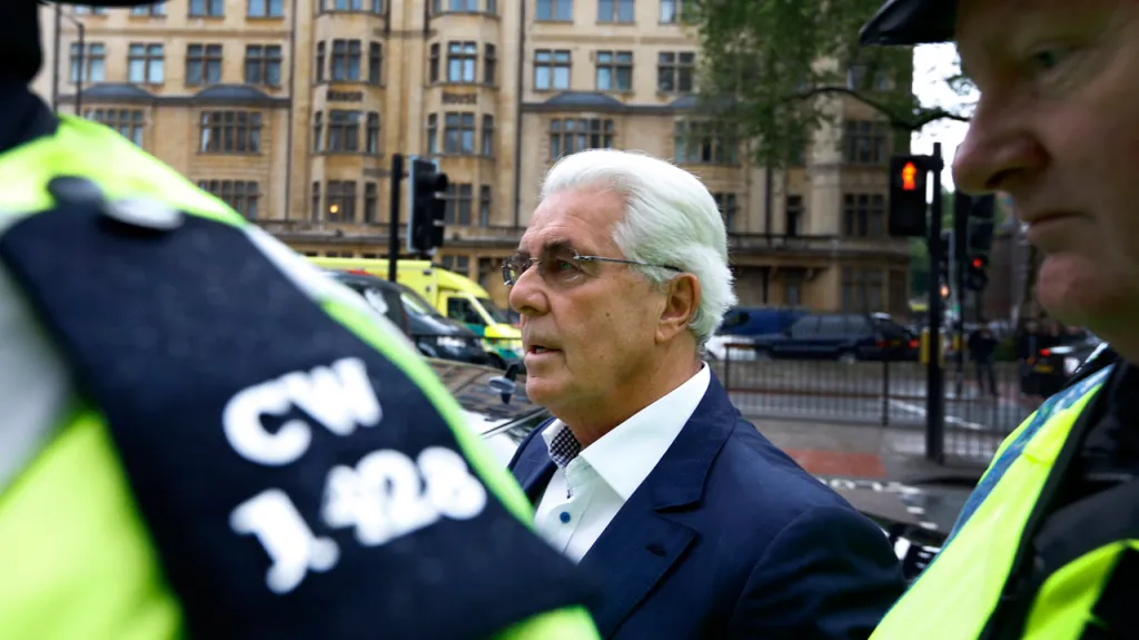 Max Clifford přichází k soudu