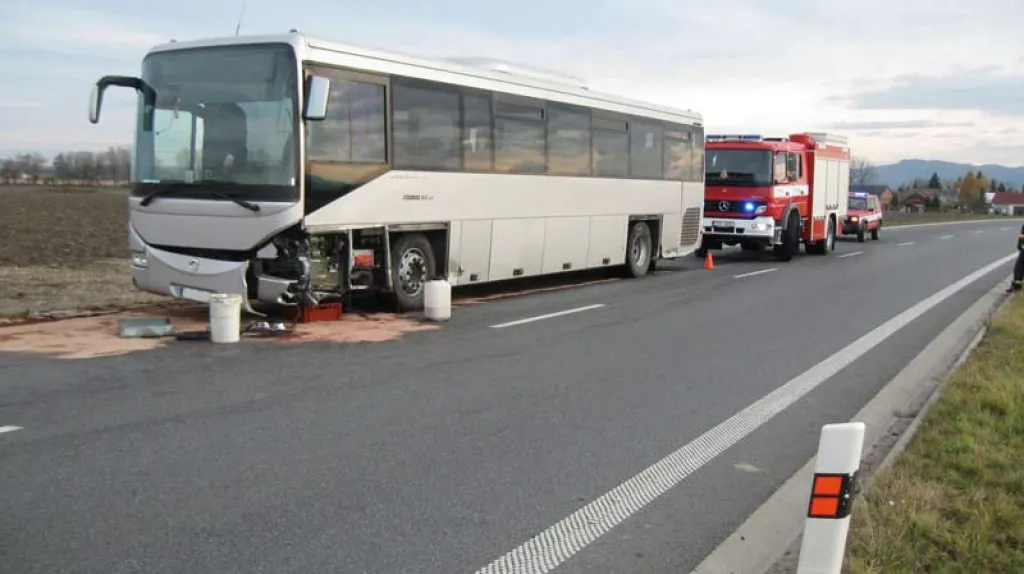 Hasiči u nehody autobusu