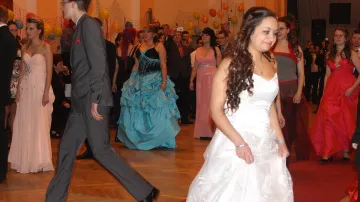 Z maturitního plesu v Lomnici nad Popelkou