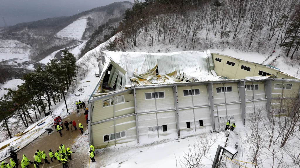 Střecha se zřítila do haly s více než 560 studenty