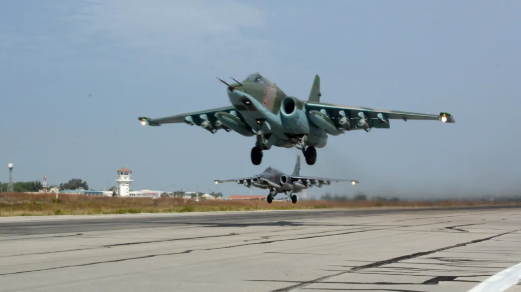 Ruské stíhačky Su-25 na jedné ze syrských základen