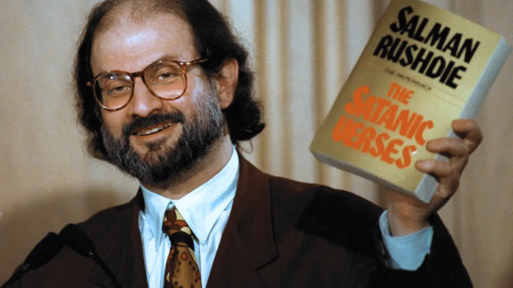 Salman Rushdie s výtiskem své knihy Satanské verše (1992)