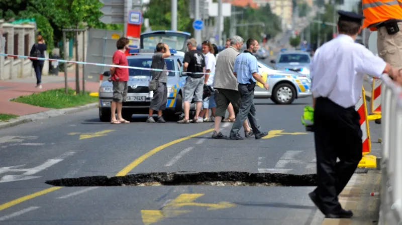 Propad poničil i tramvajový ostrůvek