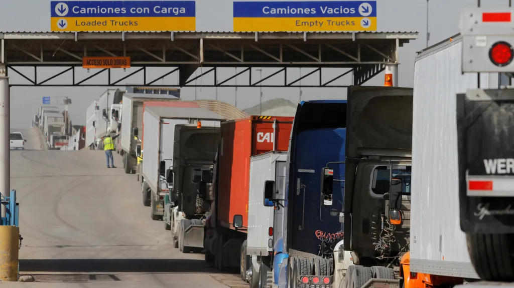 Fronta kamionů na americko-mexické hranici