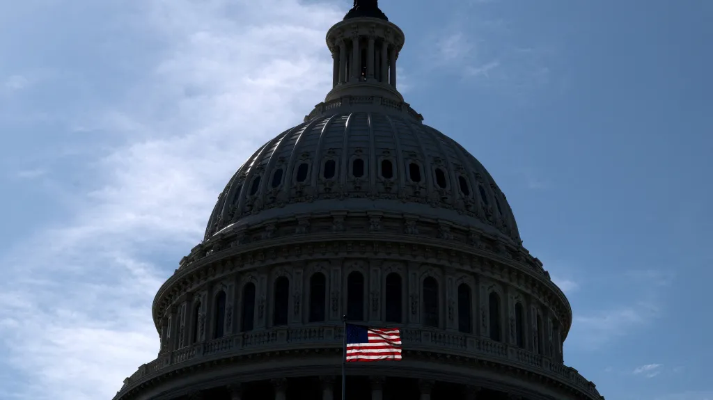 Americká vlajka před Kapitolem ve Washingtonu, kde sídlí Kongres Spojených států