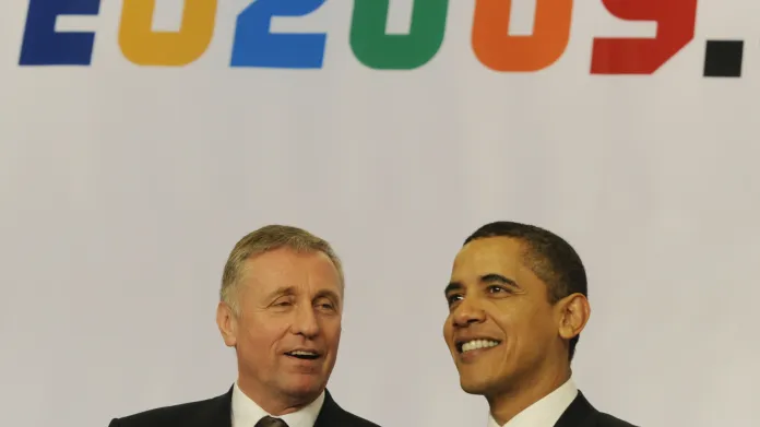 Tehdejší premiér Mirek Topolánek a tehdejší americký prezident Barack Obama na summitu EU-USA v Praze (5. 4. 2009)