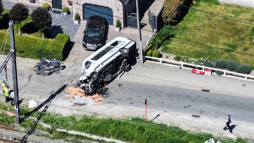 Dronový záběr na záchranáře pracující u havarovaného školního autobusu v v belgickém Buggenhoutu