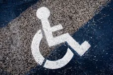 Neoprávněné parkování na místě pro invalidy by mohlo neukázněné řidiče stát dva body