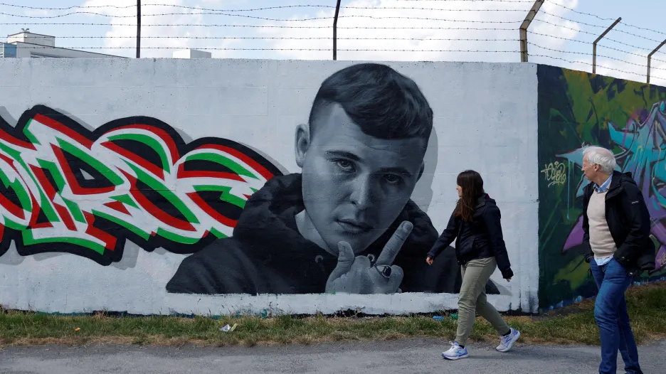 Člen kapely Kneecap Mo Chara vyobrazený na muralu v Dublinu