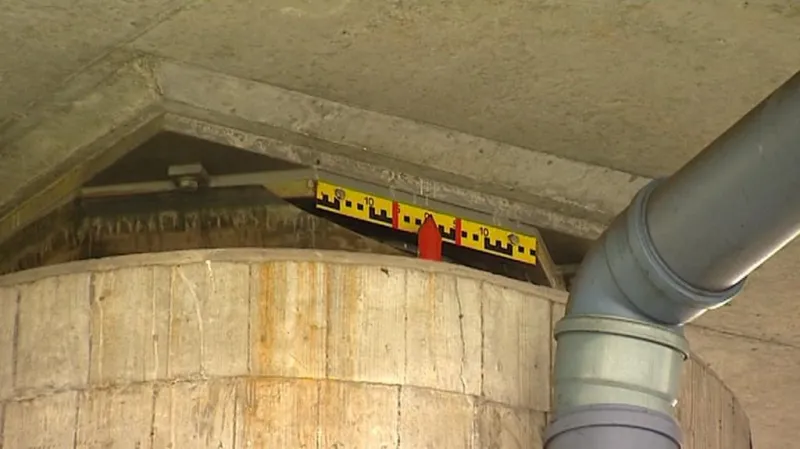 Kamion s nadměrným nákladem havaroval na dálnici D1.