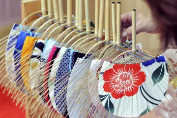 Ve vějířích učiwa se snoubí křehká japonská elegance s praktickou pomůckou