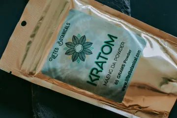 Regulovaný prodej kratomu funguje, míní národní protidrogový koordinátor