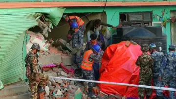 Záchranáři v Káthmándú  prohledávají trosky
