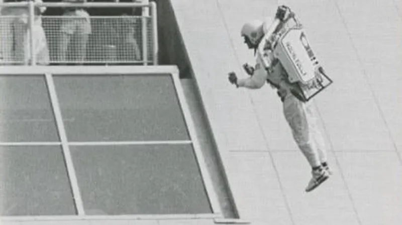 Kolem amerického pavilonu se během výstavy proletěl muž s raketovým batohem