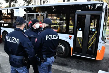 Pandemie ve světě: Itálie zpřísnila, obavy dále vyvolává omikron