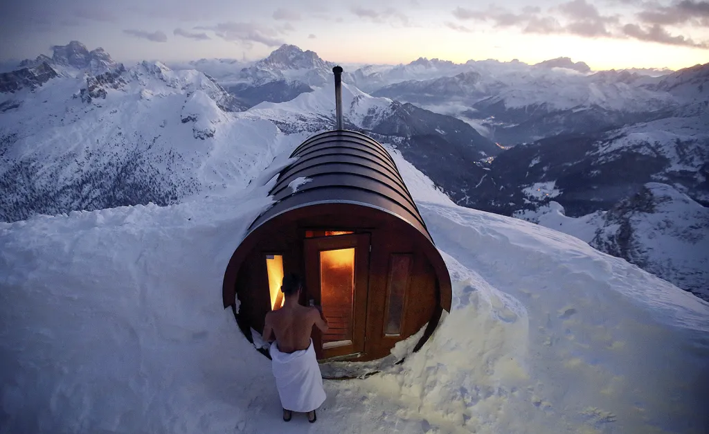 Muž vstupuje do sauny na vrcholu hory Mount Lagazuoi v italském regionu Cortina D'Ampezzo