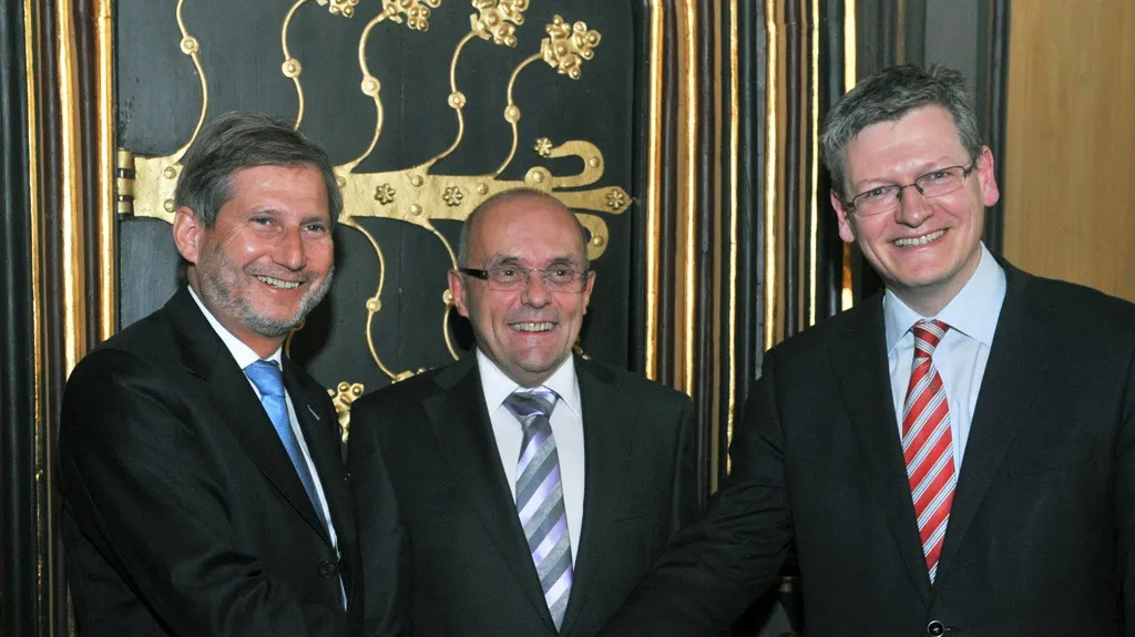 Zleva eurokomisař Johannes Hahn, ministr Kamil Jankovský a eurokomisař László Andor