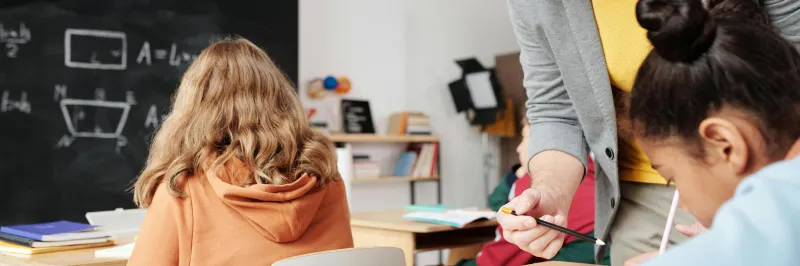 V přírodě, na zámku či v krojích. Některé školy předají vysvědčení netradičně