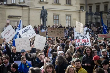 Demonstranti v Praze odmítli Motoristy v čele resortu životního prostředí