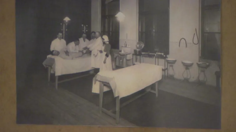 Operační sál na archivní fotografii