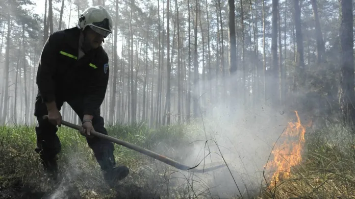 Hasič bojuje s lesním požárem na Hodonínsku
