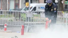 Před soudní budovou v New Yorku, kde se koná proces s Donaldem Trumpem, se zapálil muž