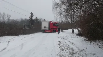 Kamion zablokoval cestu ostatním vozidlům