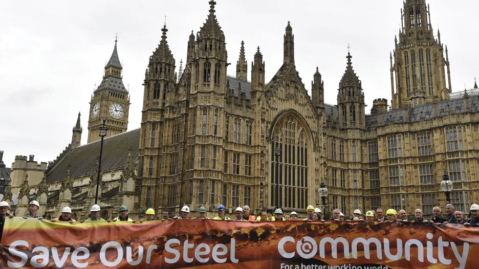Britští oceláři při protestu před britským parlamentem