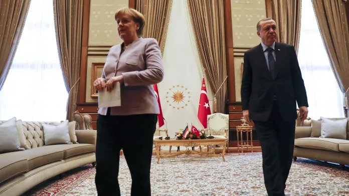 Události: Merkelová jednala s Erdoganem o uprchlících i terorismu
