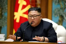 Spekulace o stavu severokorejského lídra trvají. Pentagon nicméně předpokládá, že Kim dál řídí armádu