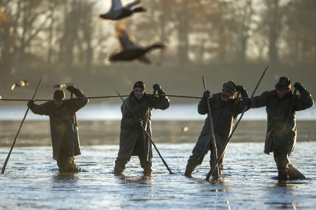 Třeboňští rybáři začali lovit rybník Svět