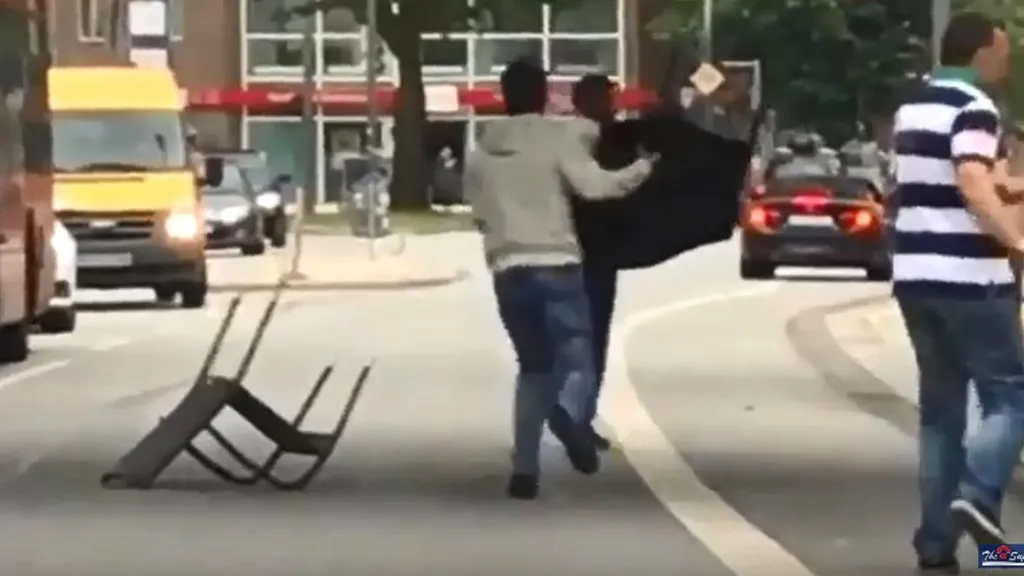 Kolemjdoucí se snaží zneškodnit hamburského útočníka