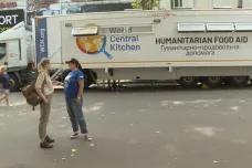 „Nenechají nás umřít hladem.“ Dobrovolníci rozvážejí tisíce jídel denně po Chersonské oblasti