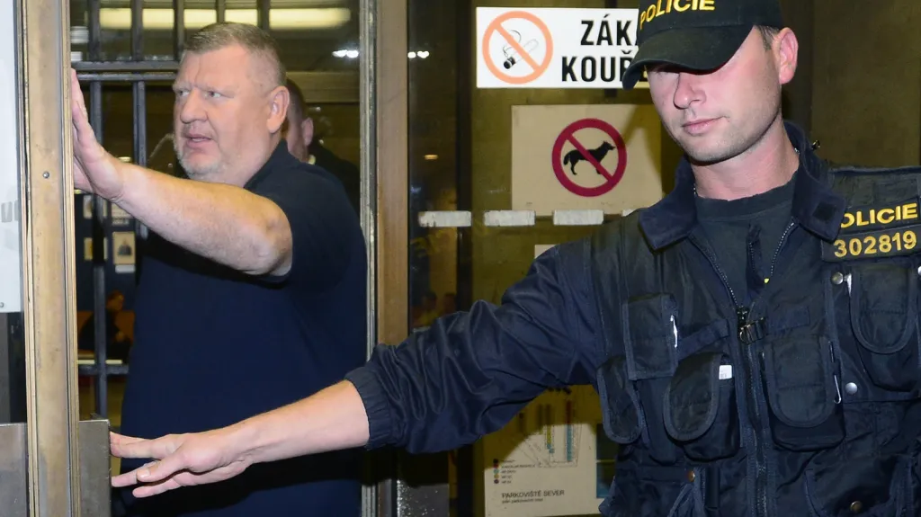 Ivo Rittig odchází z cely předběžného zadržení
