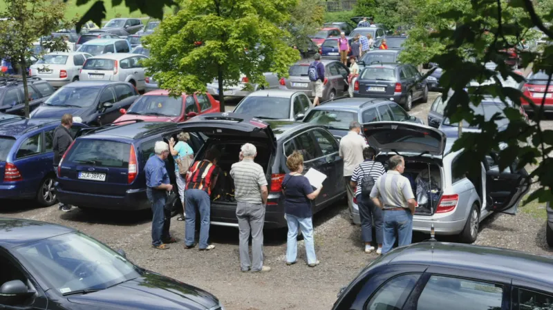 Turisté na parkovišti v Adršpašsko-teplických skalách