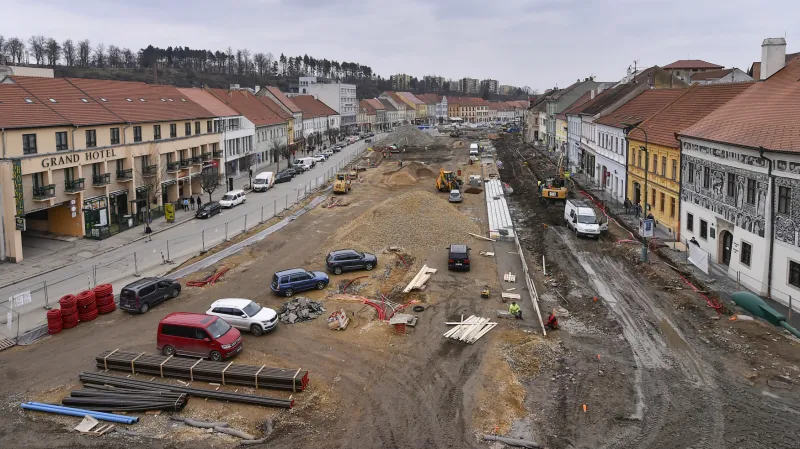 Kvůli rekonstrukci náměstí některé podniky nemohou postavit zahrádky