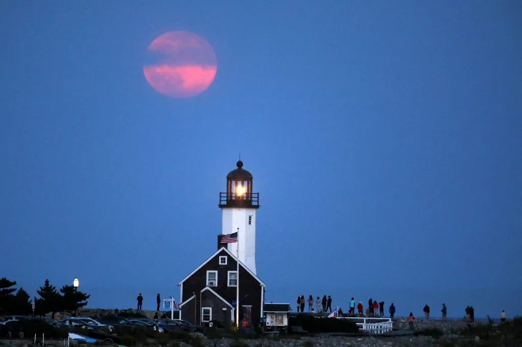 Superměsíc vychází nad majákem ve Scituate v Massachusetts