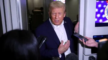 Donald Trump hovoří s novináři na palubě Air Force One před cestou do Asie