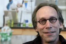 Slavného fyzika Lawrence Krausse potápí sexuální skandál