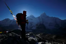 Na Everestu zemřel další horolezec. Je už jedenáctou obětí za deset dní