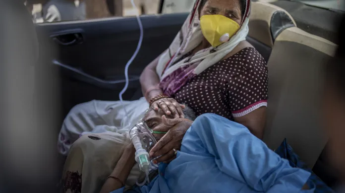Nakažený pacient vdechuje kyslík v autě poblíž Dillí