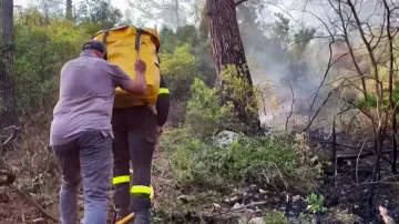 Místní pomáhají hasičům zvládnout největší požár ve Francii od roku 1949