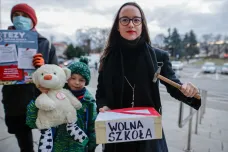 Polští poslanci chtějí zvýšit dohled nad výchovou dětí. Zákon sklízí kritiku řady organizací 