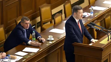 Zleva premiér Andrej Babiš (ANO) a předseda Poslanecké sněmovny Tomio Okamura (SPD) na mimořádné schůzi dolní komory